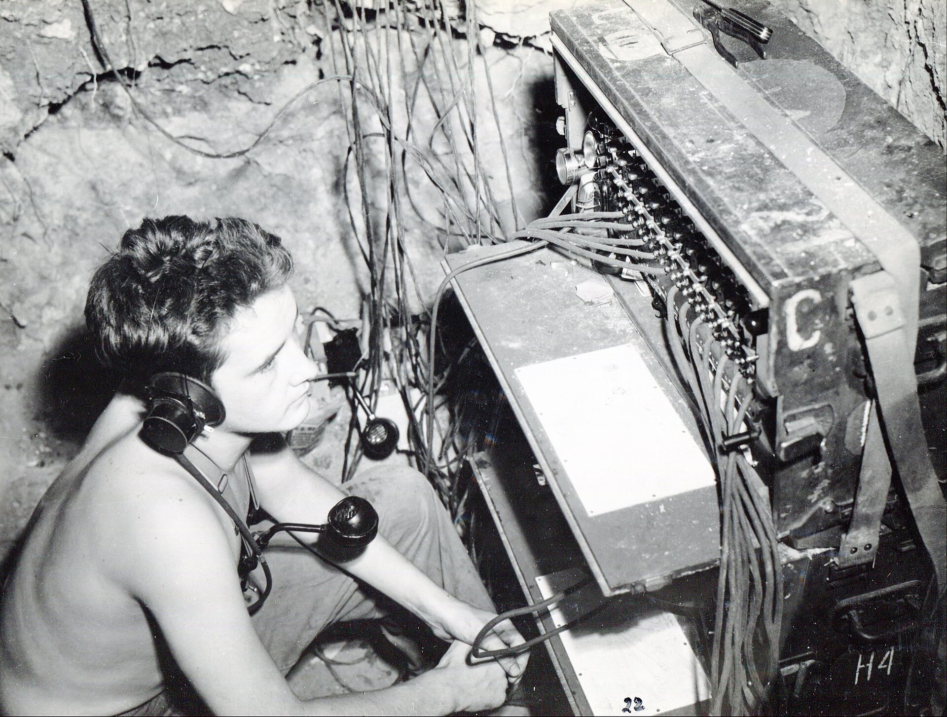 Un telefonista con auriculares junto a una central portátil